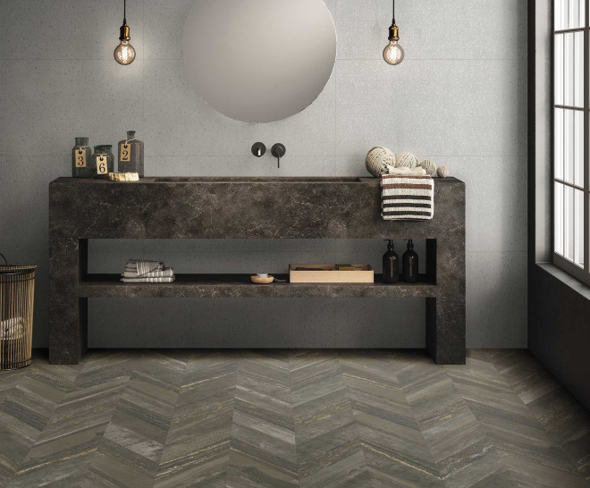 chevron_baño_suelo_madera_intercalada_oscura